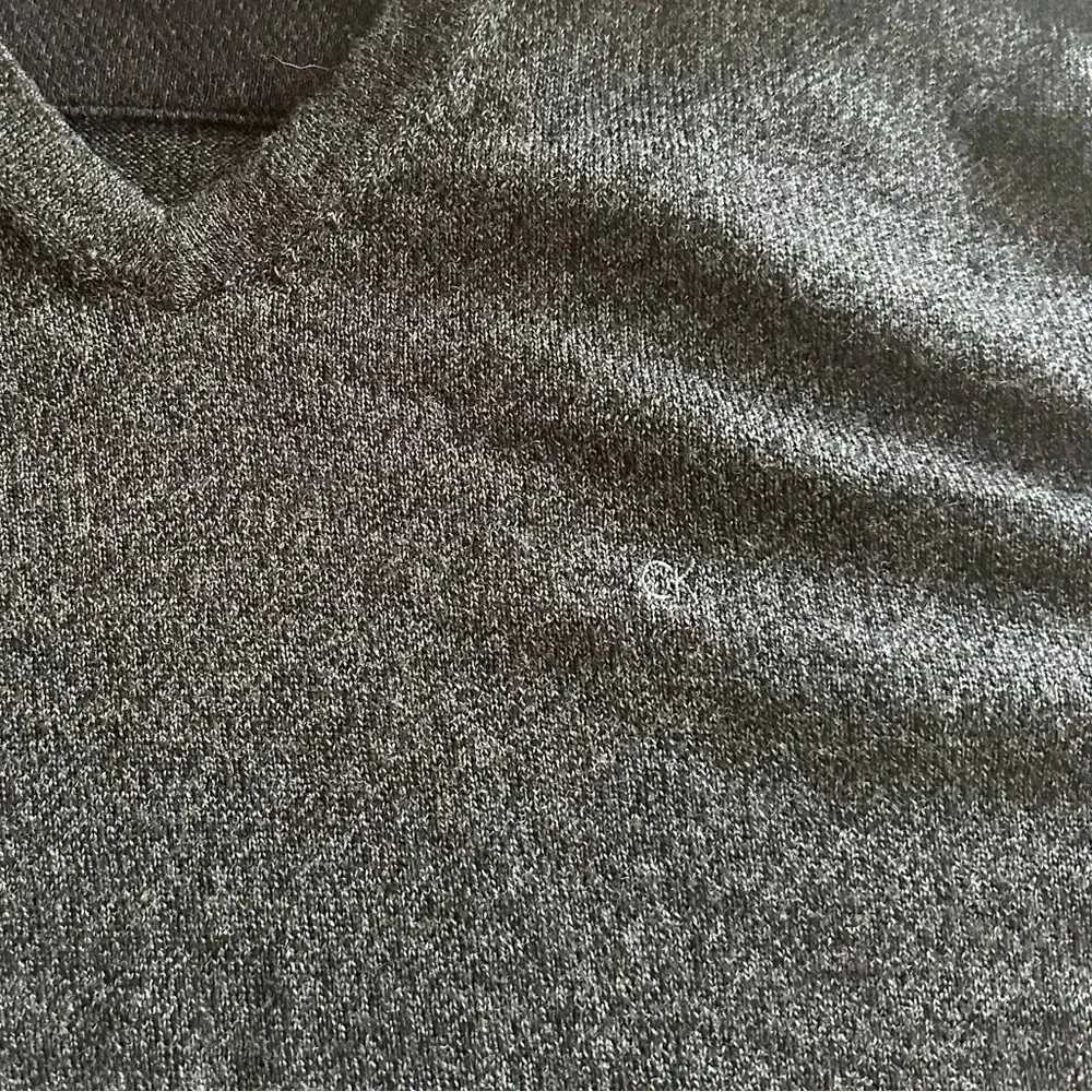 Calvin Klein Gray Italian Merino Wool V-Neck Sweater Men’s Size Medium